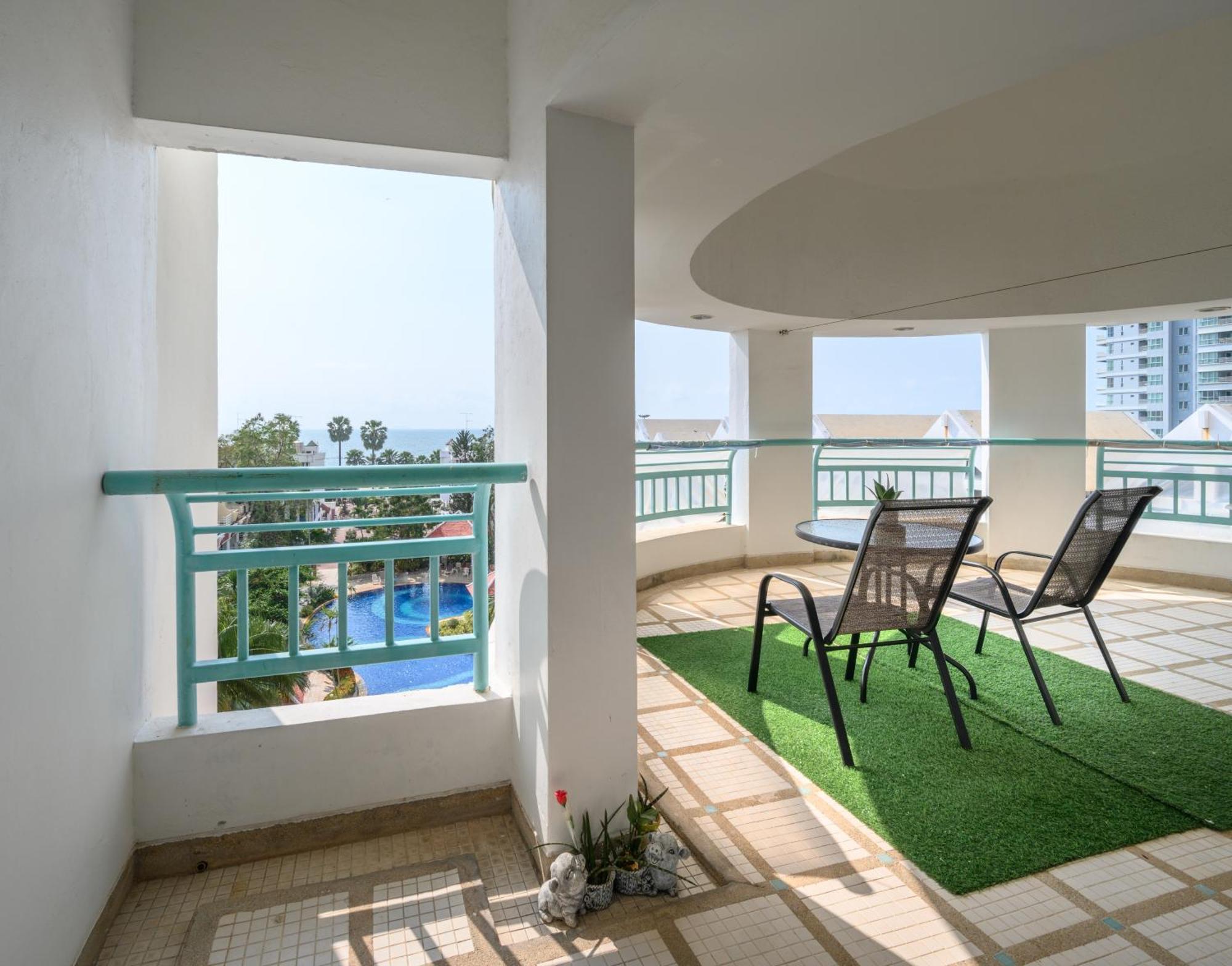 Jomtien Beachfront Stylish Studio , Stunning Seaview , Big Pool Екстер'єр фото