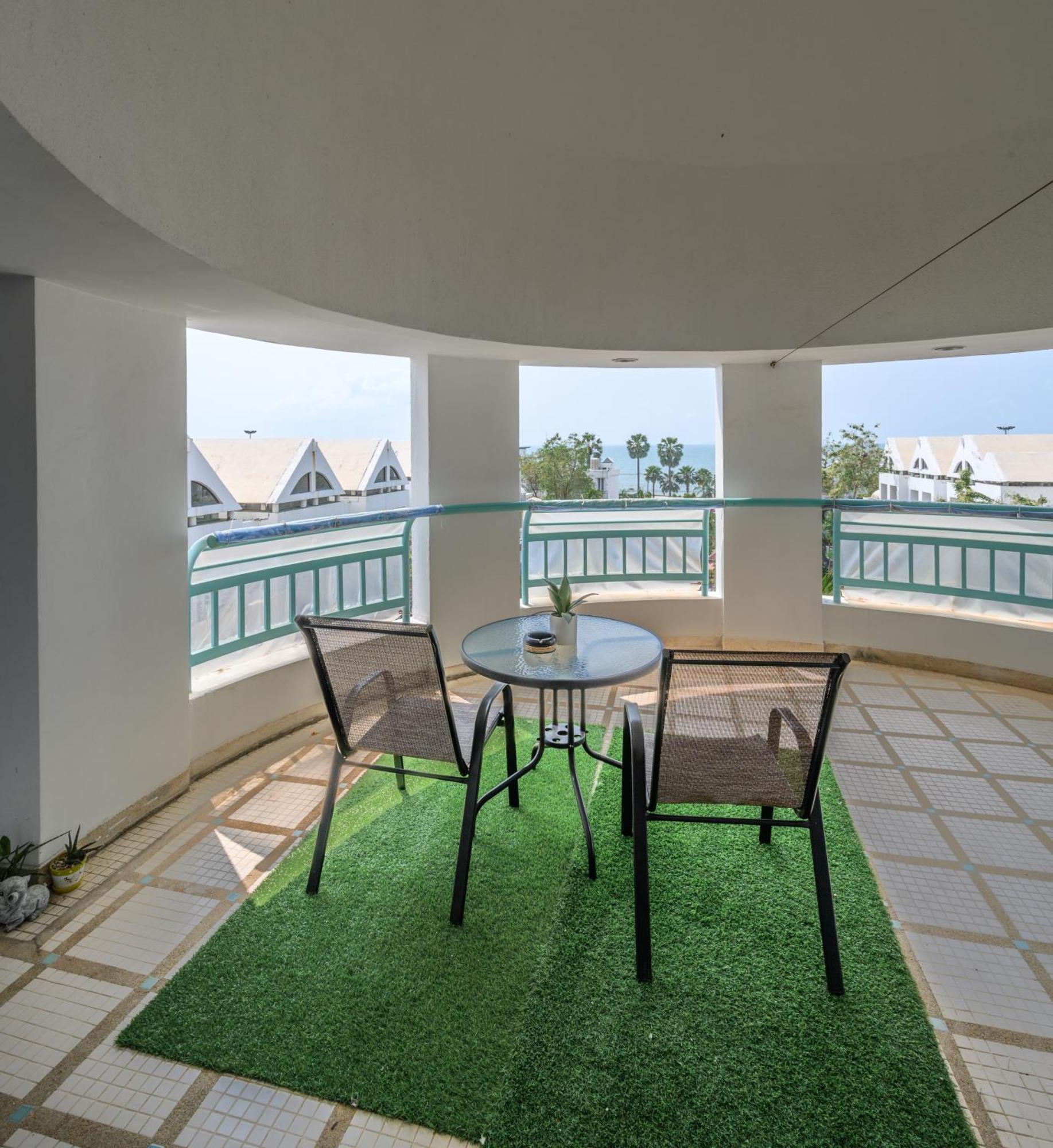 Jomtien Beachfront Stylish Studio , Stunning Seaview , Big Pool Екстер'єр фото